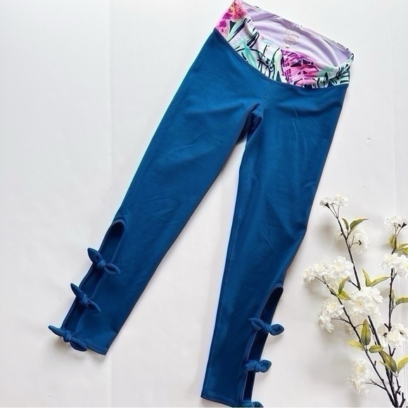 Lilly Pulitzer Luxletic Noelani Weekender Midi Crop Bow Cutoff Leggings - Picture 1 of 6